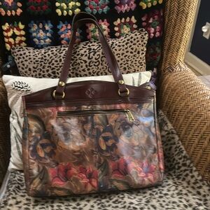 Beautiful Patricia Nash roomy purse with pockets